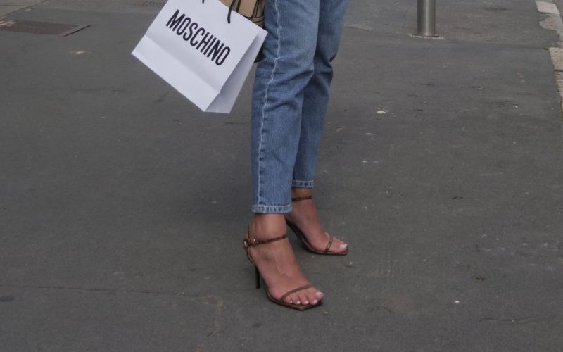 Moda, stil, kavbojke, bela srajca