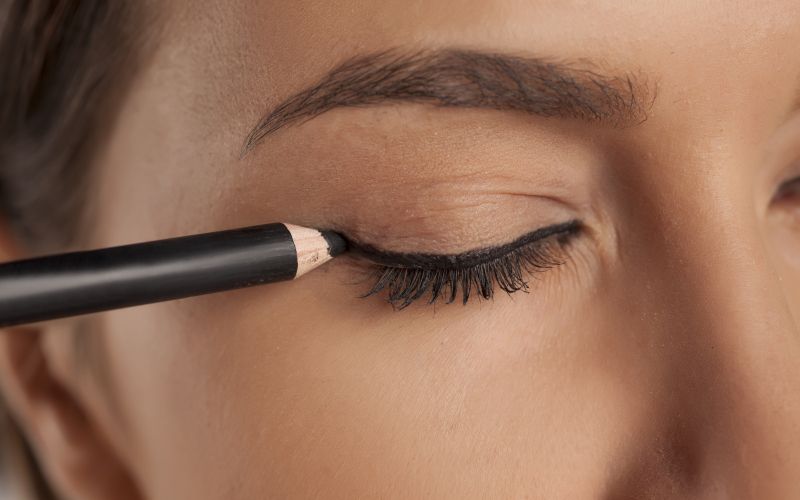 eyeliner, črtalo za oči.jpg