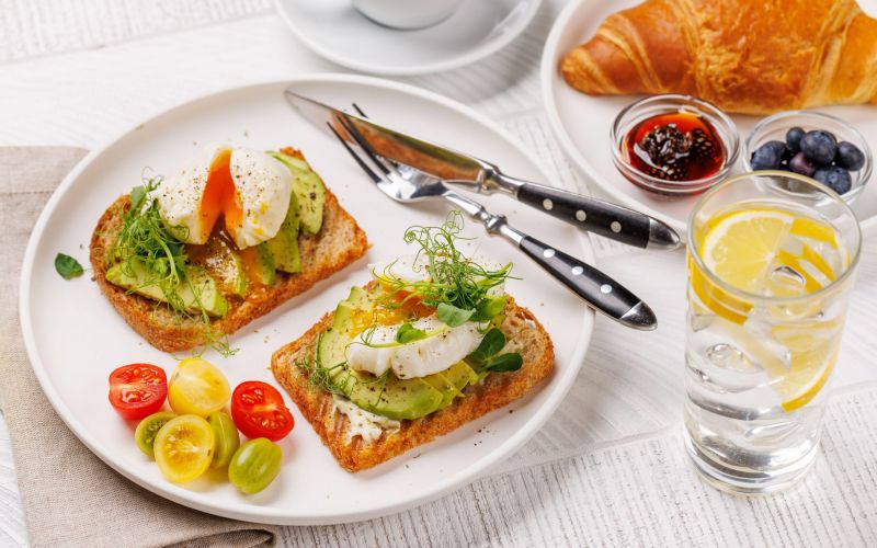 toast avokado rogljiček brunch