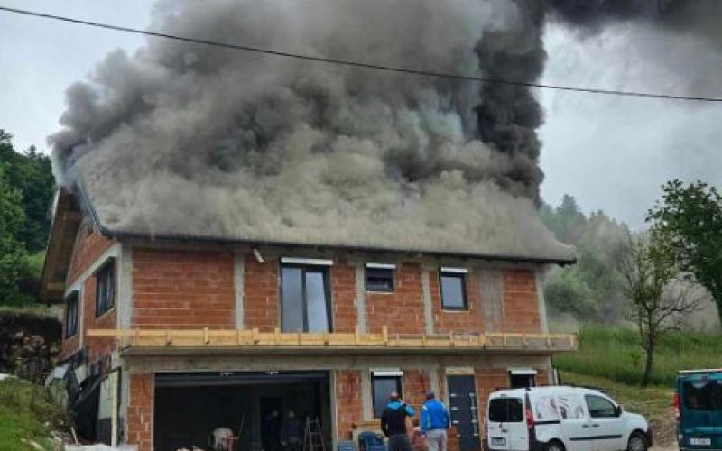 hiša, novogradnja, vrhnika, požar.jpg