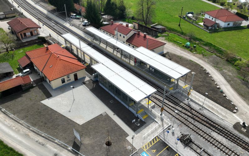 Prenovljena-zelezniska-postaja-Ponikva_1__FitMaxWzIwMDAsMjAwMCwiNGQ3NmY0YzdlYiJd.JPG