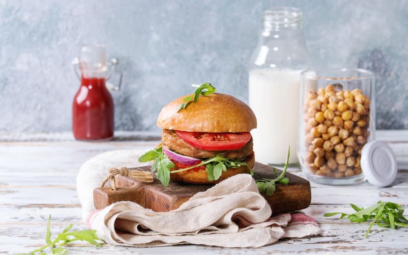 Veganski burger s polpetom iz čičerike