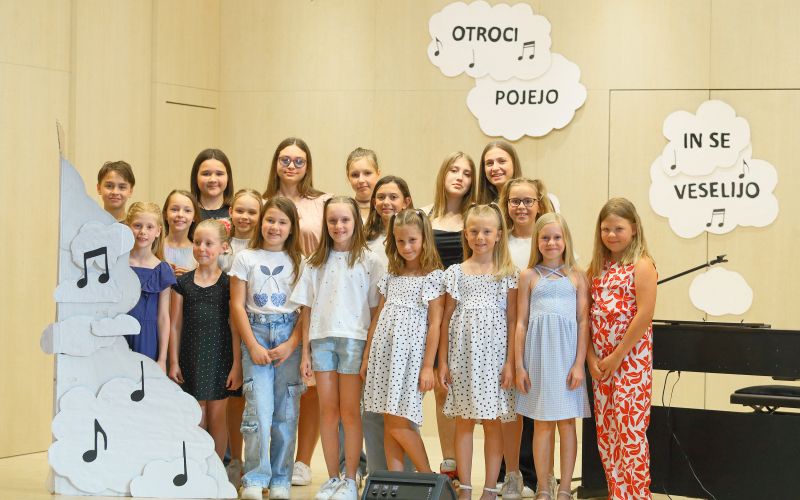 cg_otroci_pojejo_fram_16.jpg