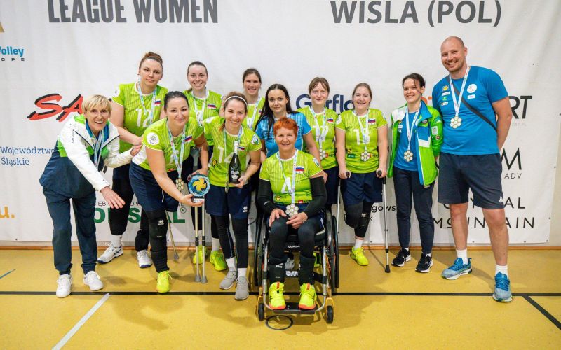 slovenke odbojka sede.jpg