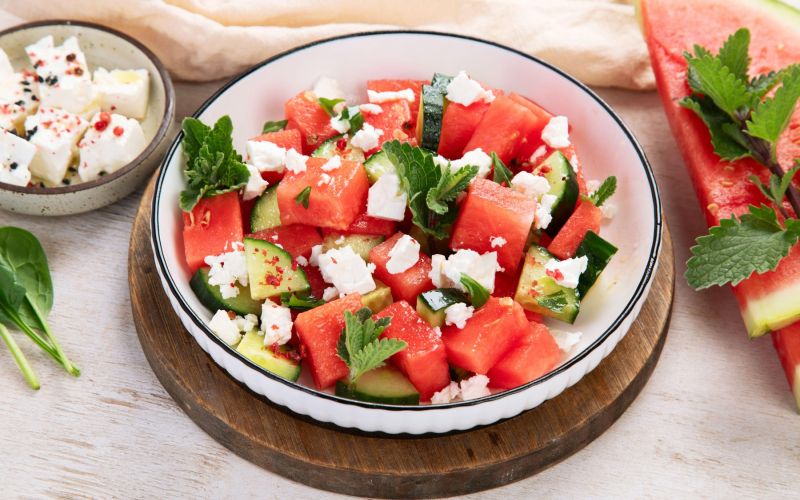 Solata z lubenico, feta sirom, kumarami in meto