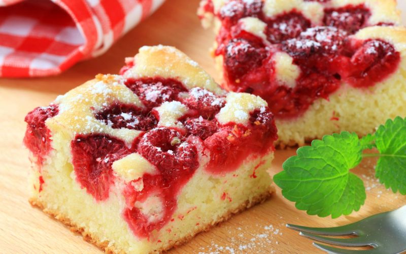 Biskvit z malinami