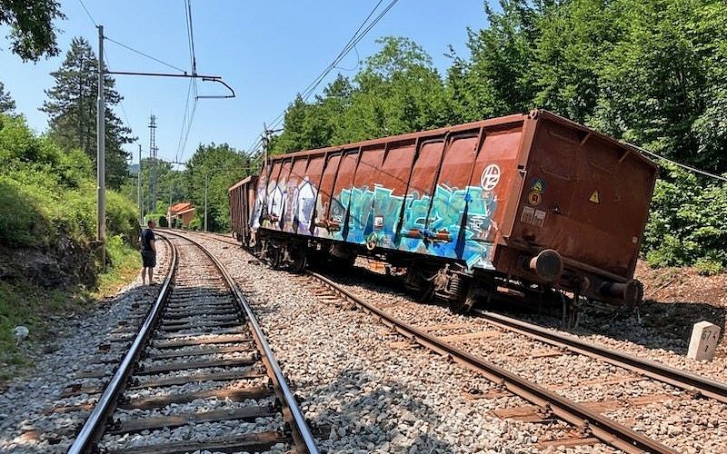 tovorni vlak, iztirjenje, sežana