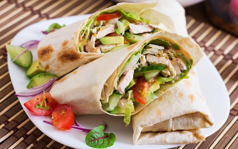 Tortilja s piščancem in svežo zelenjavo