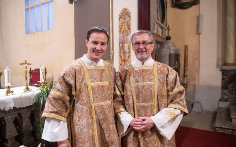 Br. Ambrož in Karli Brezovšek na diakonskem posvečenju 224.jpg