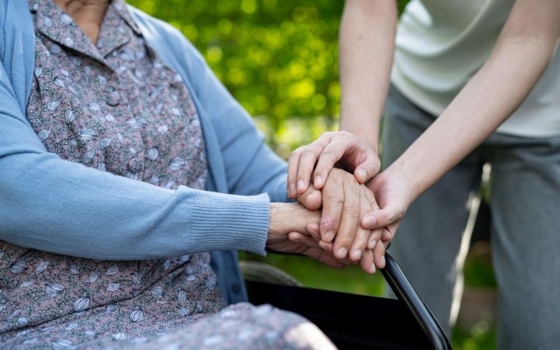 starejši, pomoč, oskrba.jpg