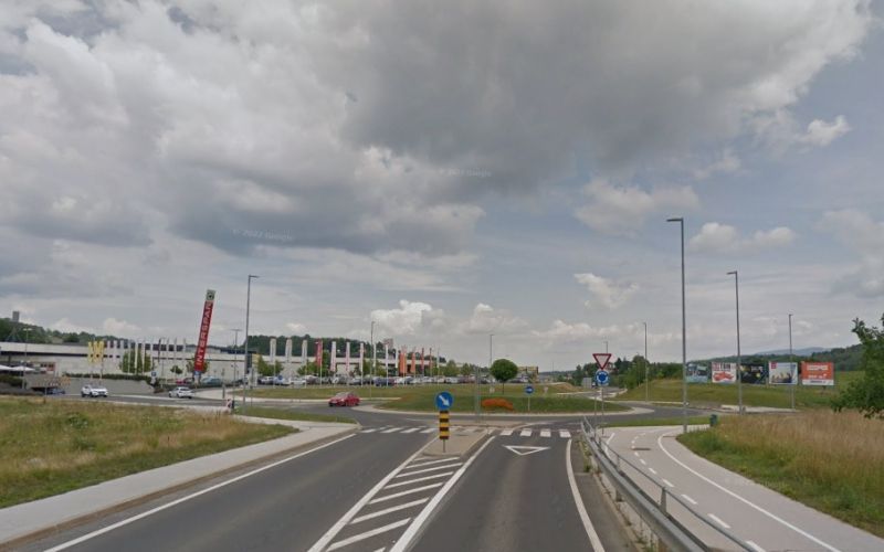 Otoška cesta, krožišče pri Supernovi.jpg
