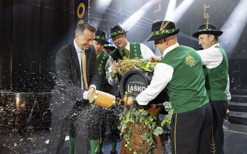 200 let pivovarstva v Laškem - slavnostni dogodek 10.7.25 - zabijanje soda Laški pivovarji in Glenn Caton predsednik HEINEKEN Evropa.jpg