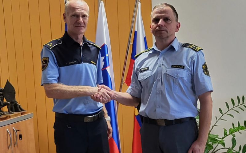 Andrej Debelak (levo) in direktor PU Celje Niko Kolar