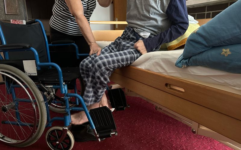 pomoč-na-domu, osebna-asistenca, invalid, tablete, bolniška-postelja