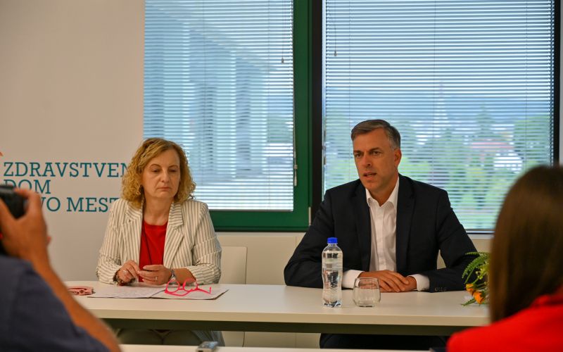 Novinarska konferenca.jpg