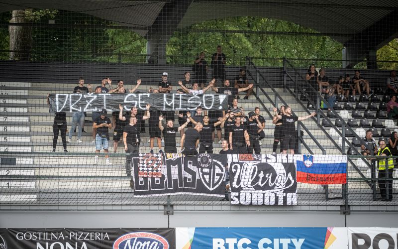 mura, aluminij, gledalci, tribune