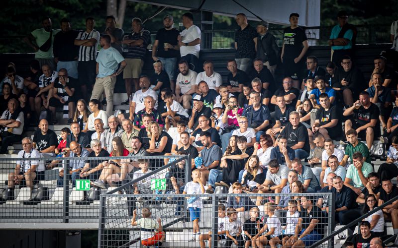 mura, aluminij, gledalci, tribune