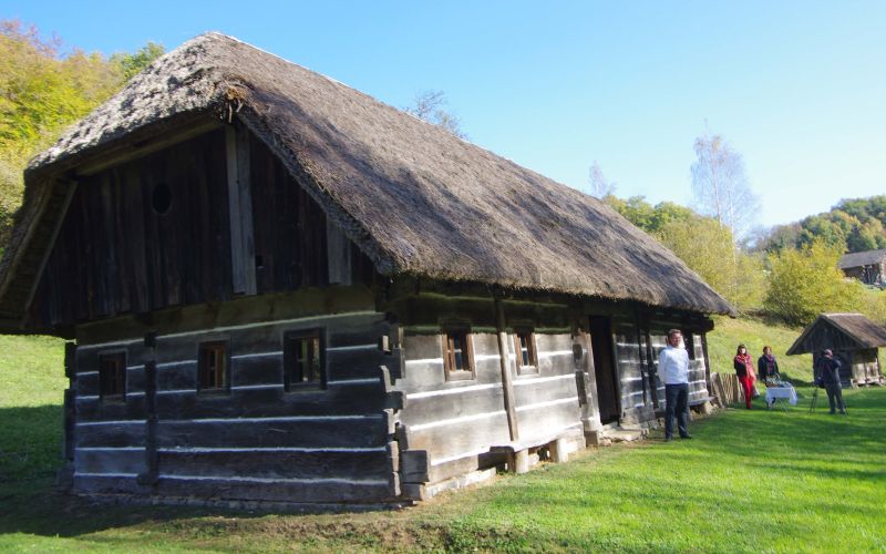 D32_RangusovaHisaZagraskiLog.jpg