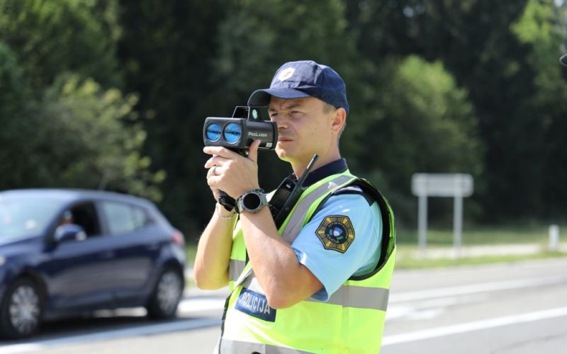 Policist_meri_hitrost_4S7A1269_fotoAndrazSegs.jpg