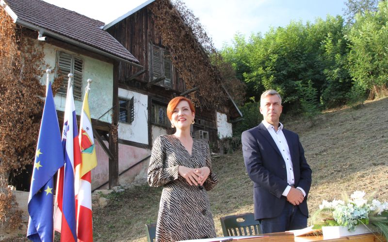prenova-kozinove-zidanice, ministrica-asta-vrecko, trska-gora