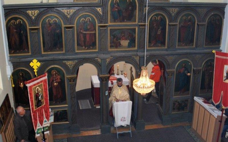 Ikonostas v pravoslavni cerkvi sv. PinP Miliči.jpg