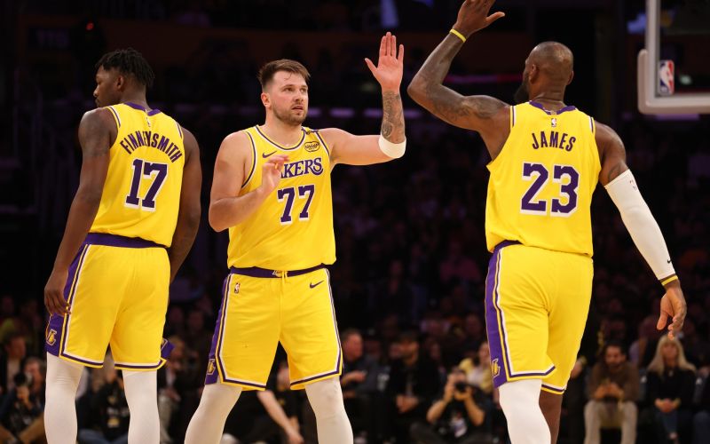 lakers doncic james.jpg