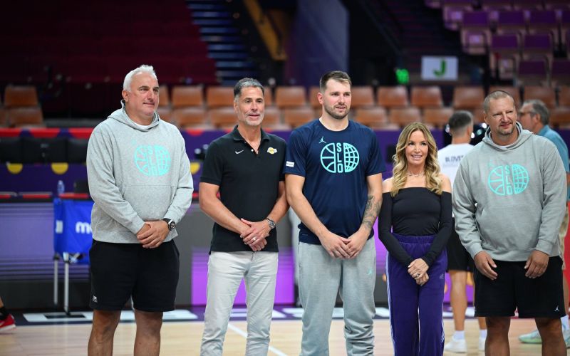 doncic slovenija buss.jpg