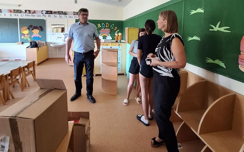 Župan pri ogledu saniraninega tlaka in stropa v razredu OŠ Velika Dolina.jpg