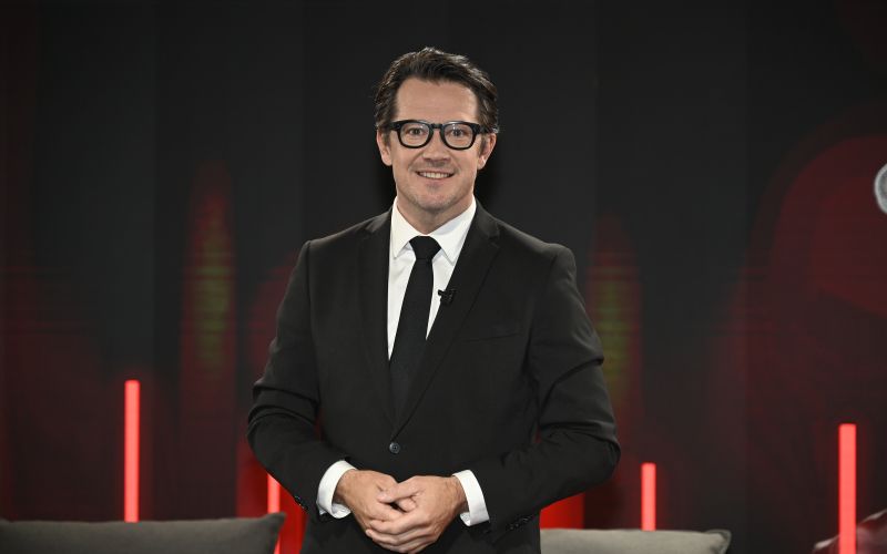 Boštjan Klun se kot voditelj oddaje nonSTOP počuti odlično in suvereno. S svojimi vprašanji je ponov