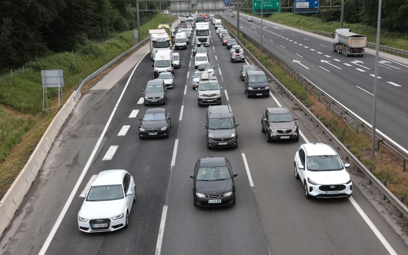 kolona vozil, gneča na cesti, promet