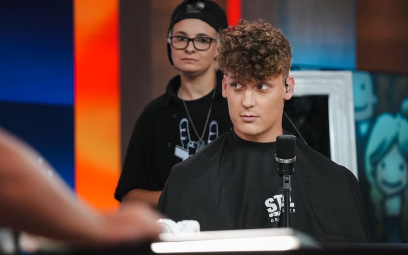 Čeprav Jaka popolnoma zaupa svoji frizerki Nini, je bil kar malo v skrbeh, ko je nastopil čas, da se