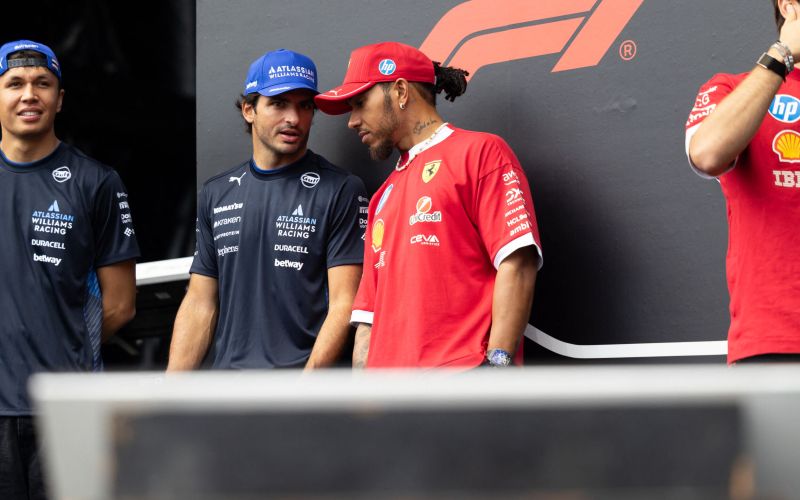 carlos sainz lewis hamilton.jpg