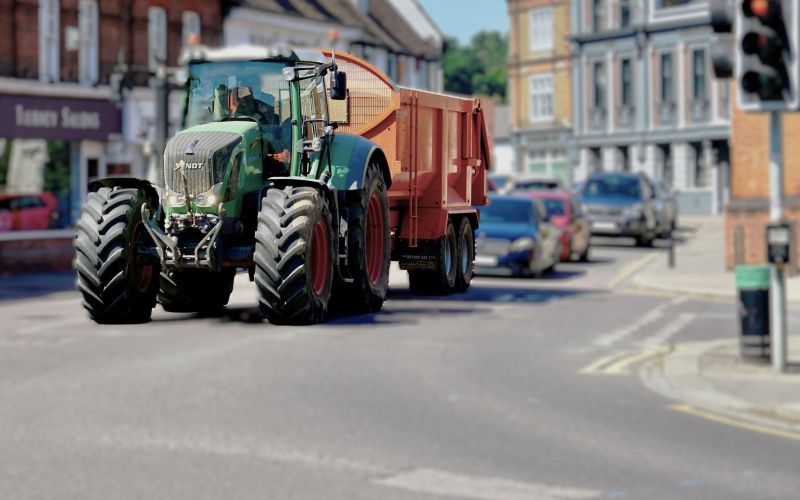 mh-traktor v mestu1.jpg