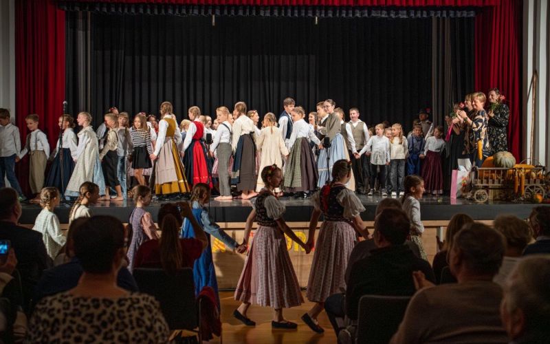os-artice, 3-srecanje-otroskih-folklornih-skupin-na-dvoriscu