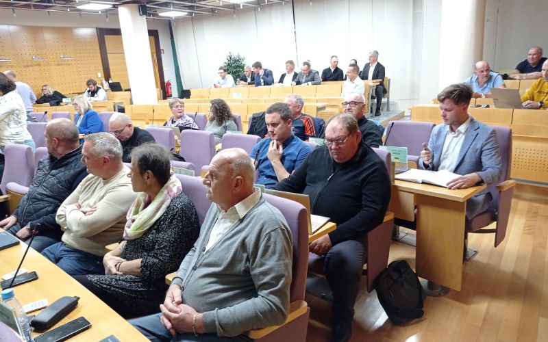 izredna-seja-krskega-obcinskega-sveta-27-oktobra-2025, jek2, kostak-krsko, kostakove-delnice, romi, kerinov-grm