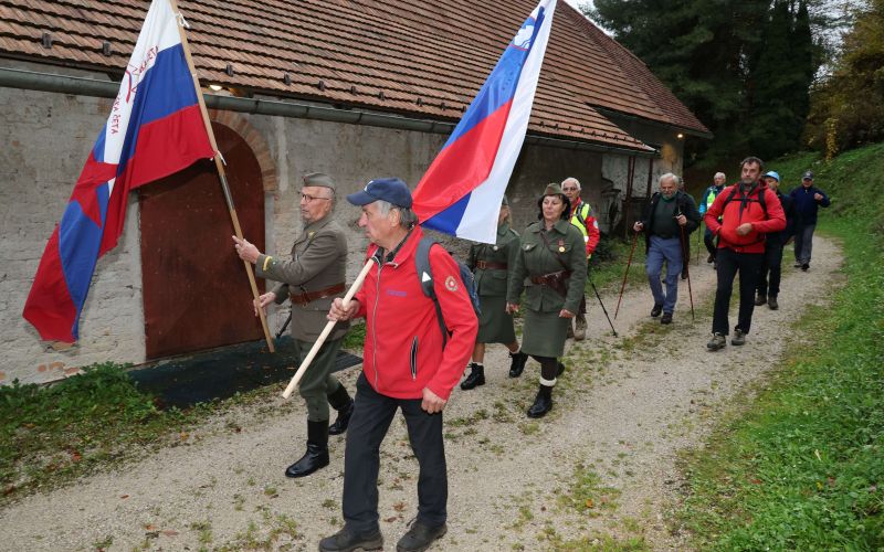 2_Zastavi na čelu pohodnikov.JPG