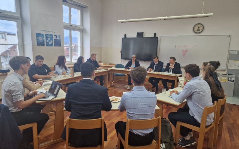 minister z dijaki.jpg