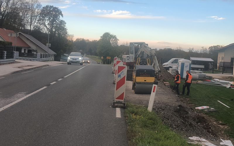 hb Gradnja pločnika in prehoda v Ločiču2.jpg