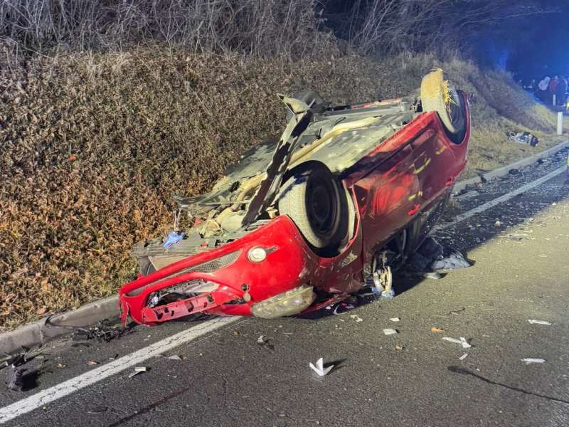 Preberi Si Foto 33 Letnik Zapeljal Na Nasprotno Smer Ob Trku Avto