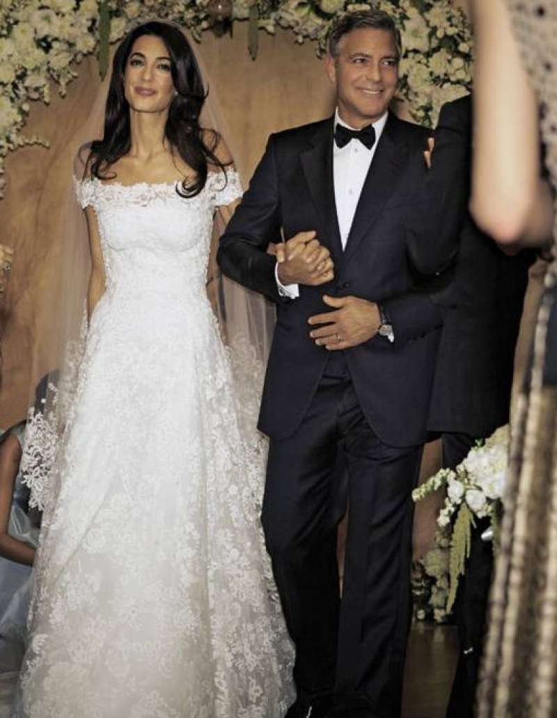 Clooneyeva nevesta Amal Alamuddin je blestela v obleki Oscarja de la Rente.