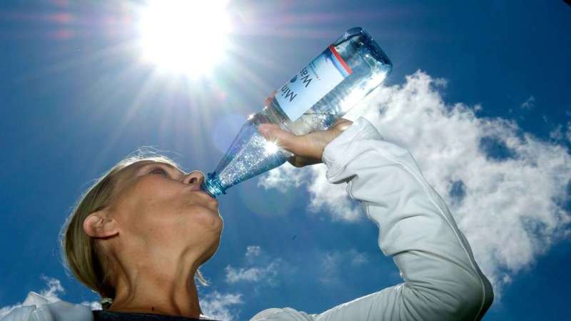 V vročih dneh je treba popiti več vode, in to še preden začutimo žejo.