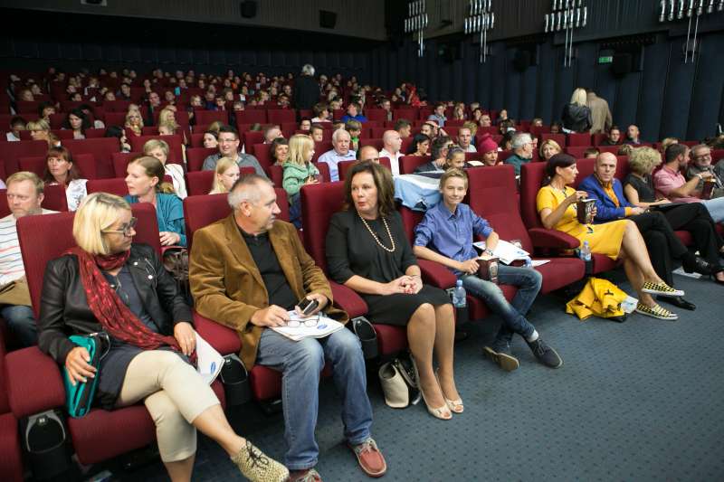 Gledalci v nabito polni dvorani Kina Bežigrad so bili navdušeni nad prvim delom druge sezone in že komaj čakajo nove dele.
