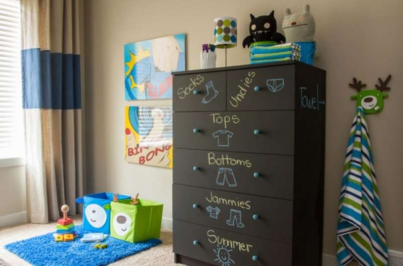 Predalnik, na katerega lahko pišete, bo vedno dobrodošel v otroški sobi. Sobo lahko osvežite tudi z držali za obleke ali novo preprogo.
