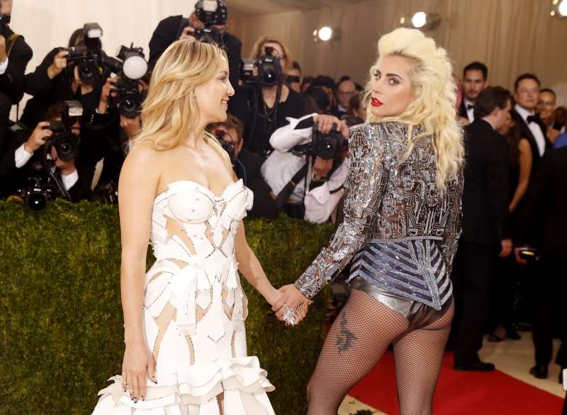 Lady Gaga je doma pozabila obleko. Okusno? Ne. Kako je Kate Hudson sedela? Vprašanje zase.