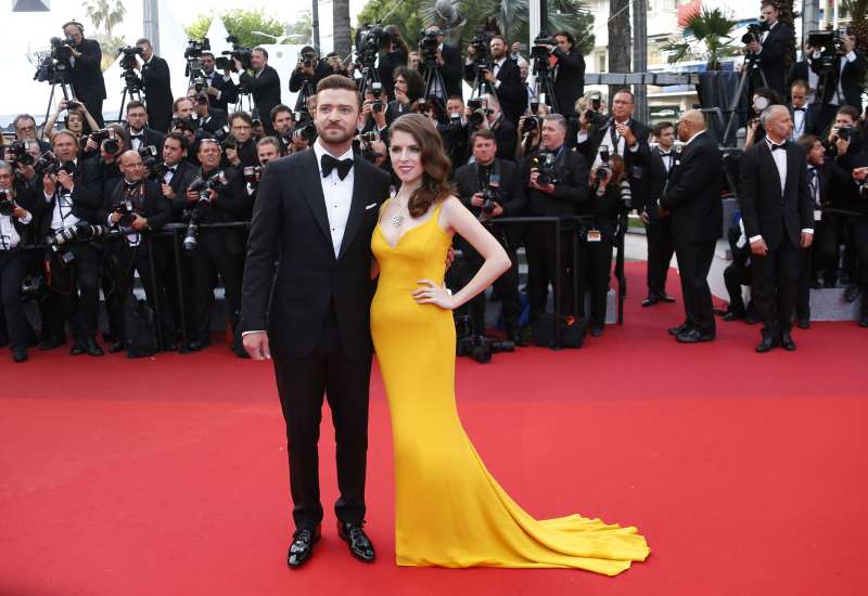 Justin Timberlake in spremljevalka v jajčno rumeni. Morda preveč za rdečo preprogo.