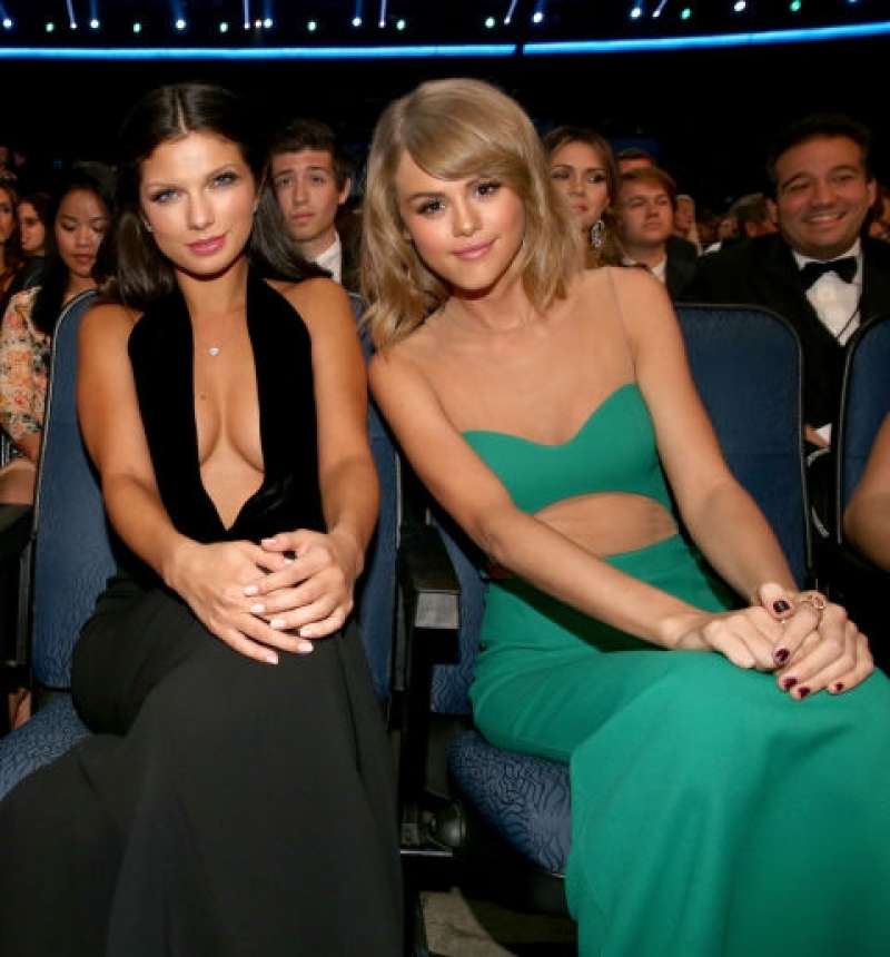 Taylor in Selena.
