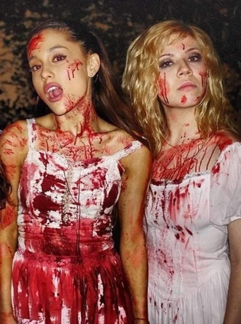 Krvavi Ariana Grande in njena prijateljica.