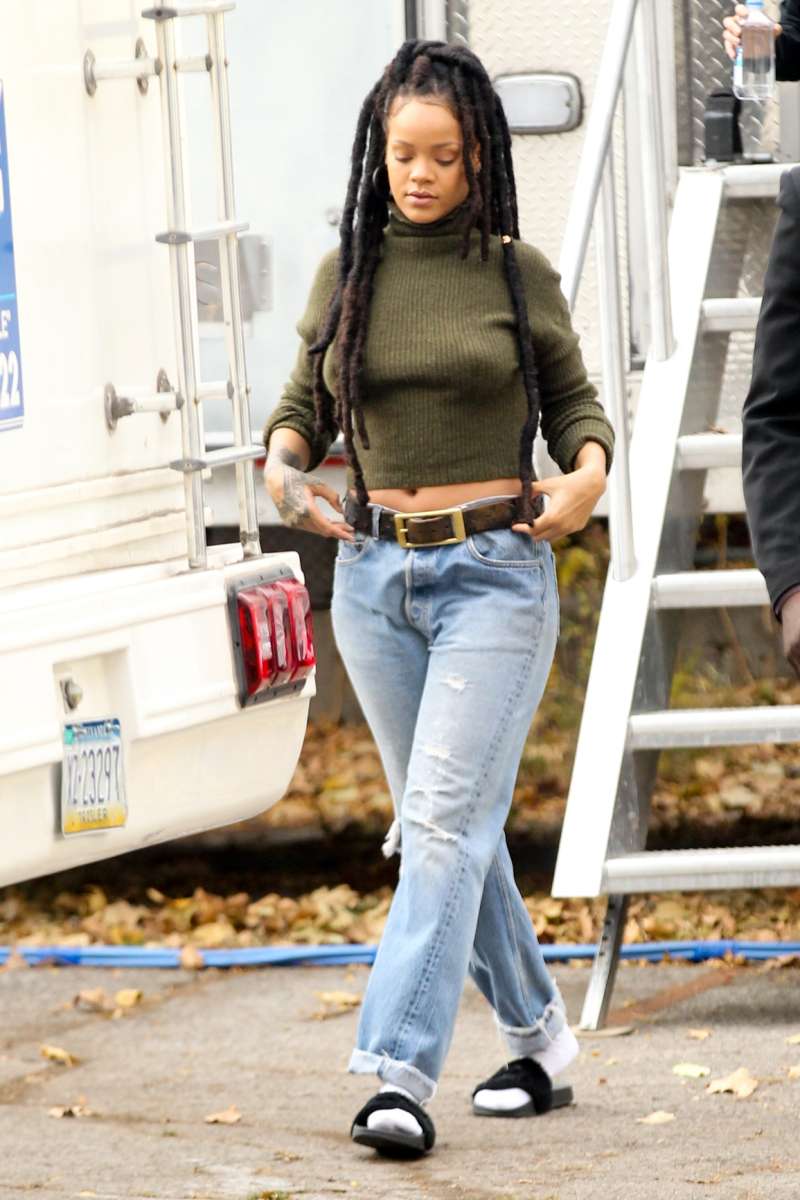Rihanna je znana po tem, da ne mara nositi nedrčkov in da se rada sprehaja kar zgoraj brez.