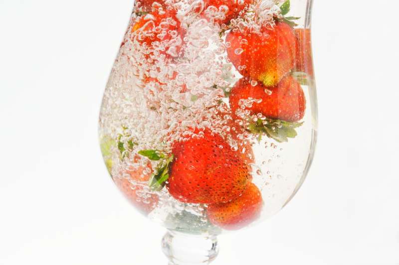 Vodi lahko okus izboljšate s sadjem.