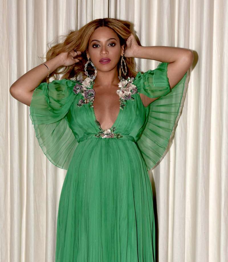 Beyonce je blestela v zeleni obleki z visokim pasom.